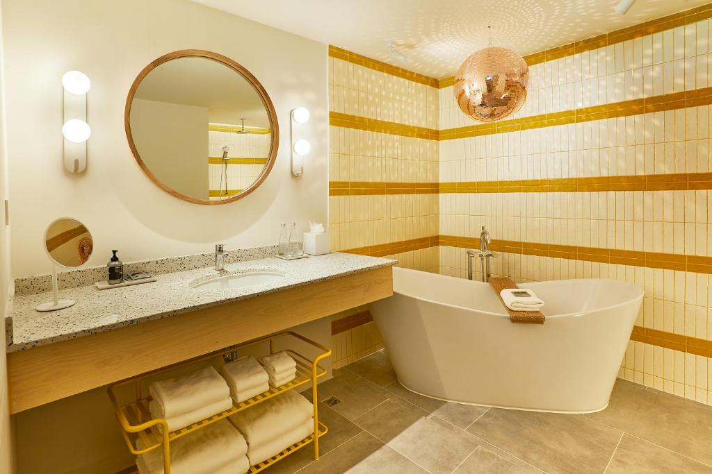 Jacuzzi 5 Star Hotel The Standard, Hua Hin Jacuzzi 5 Star Hotel The Standard, Hua Hin