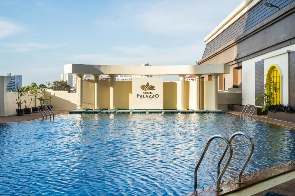 สระว่ายน้ำสวย โรงแรม Grand Palazzo 5 ดาว สระว่ายน้ำสวย โรงแรม Grand Palazzo 5 ดาว