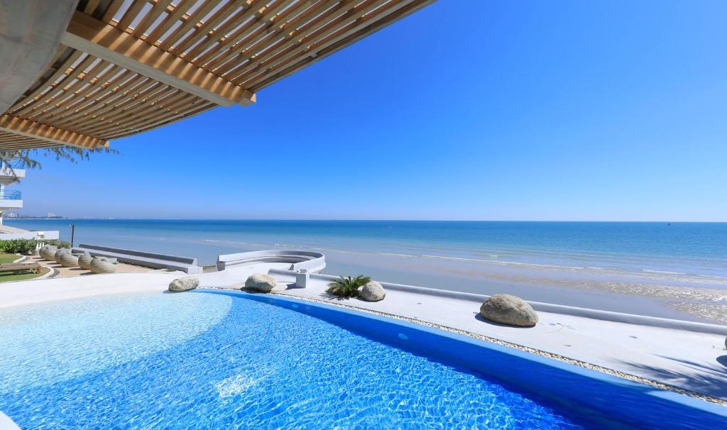 สระว่ายน้ำสวย Kundala Beach รีสอร์ท 5 ดาว หัวหิน สระว่ายน้ำสวย Kundala Beach รีสอร์ท 5 ดาว หัวหิน