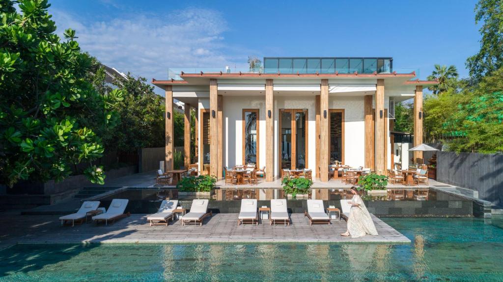 สระว่ายน้ำกลางแจ้ง โรงแรม 5 ดาว เคป นิทรา สระว่ายน้ำกลางแจ้ง โรงแรม 5 ดาว เคป นิทรา