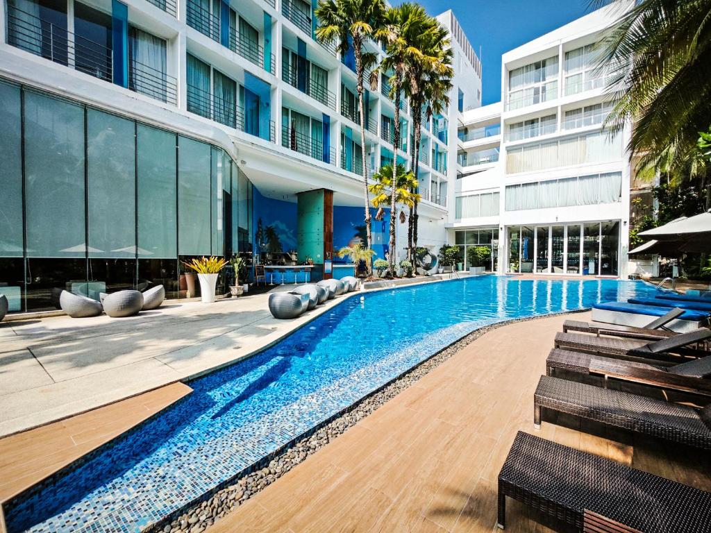 Outdoor swimming pool Hotel Baraquda Pattaya MGallery Outdoor swimming pool Hotel Baraquda Pattaya MGallery