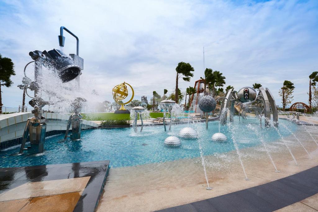 Swimming pool Five Star Grand Center Point Hotel Pattaya Swimming pool Five Star Grand Center Point Hotel Pattaya